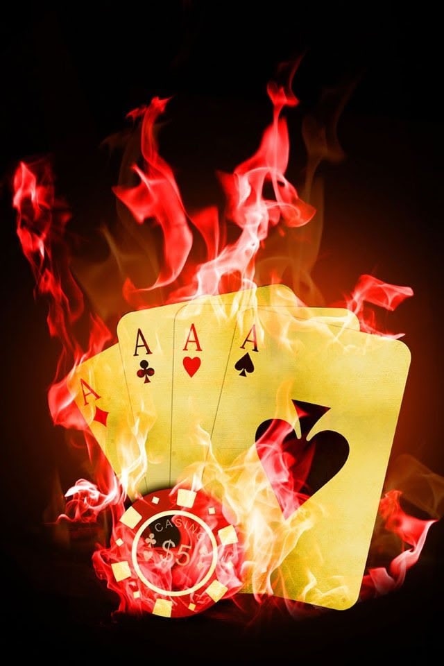 На телефоне на главный карта. Четыре туза в огне. Покерные карты в огне. Заставка на телефон карты. Игральные карты в огне.